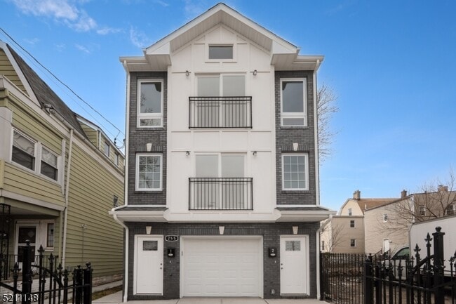 Building Photo - 255 Chadwick Ave