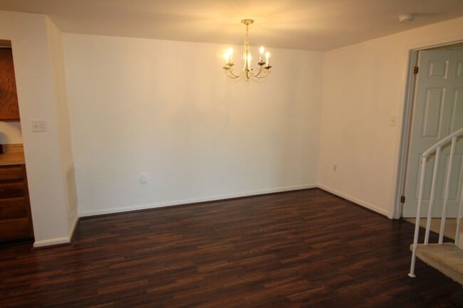 Building Photo - Very well maintained 2-bedroom 2-bath cond...