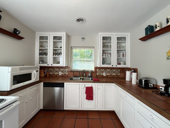 Building Photo - HOUSE AND BACK APARTMENT ON LARGE LOT!!