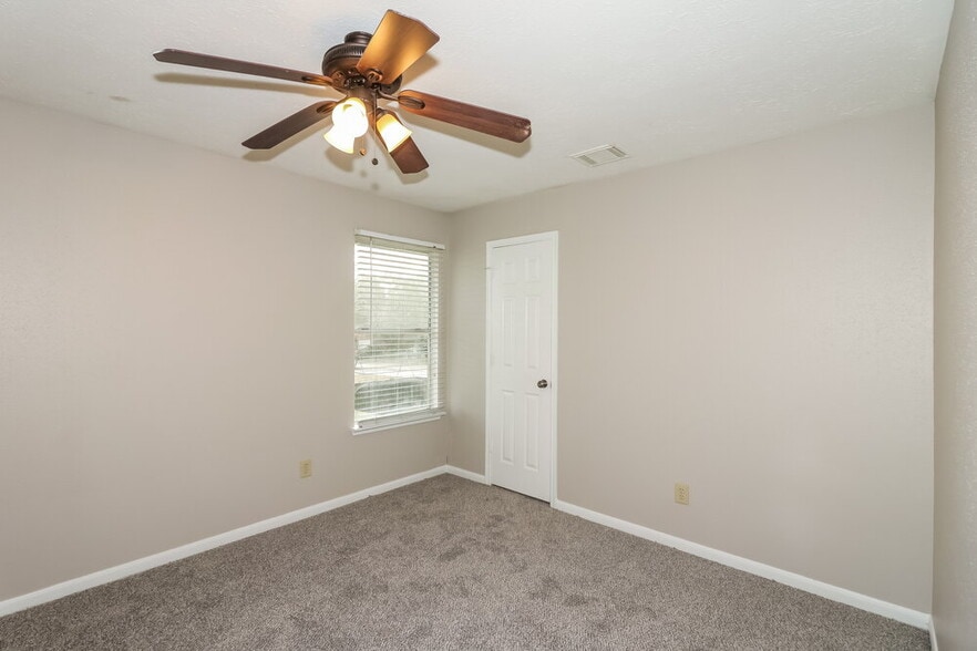 Building Photo - 15815 Spruce River Ct