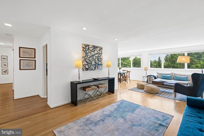 Building Photo - 4720 Chevy Chase Dr