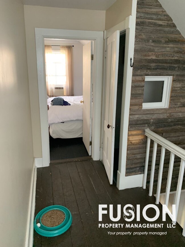 Building Photo - Adorable 2 bedroom home in Winooski with large backyard!