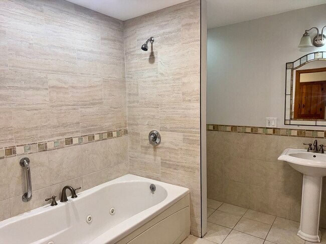 Building Photo - 25 Pine St