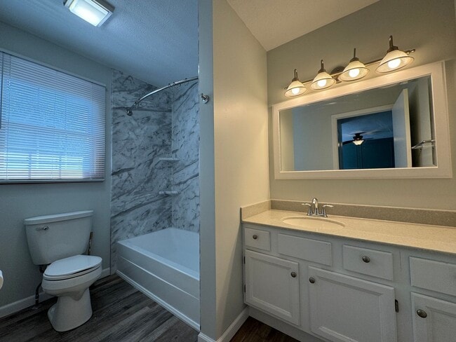 Building Photo - Immaculate 4 bed home in Bloomington