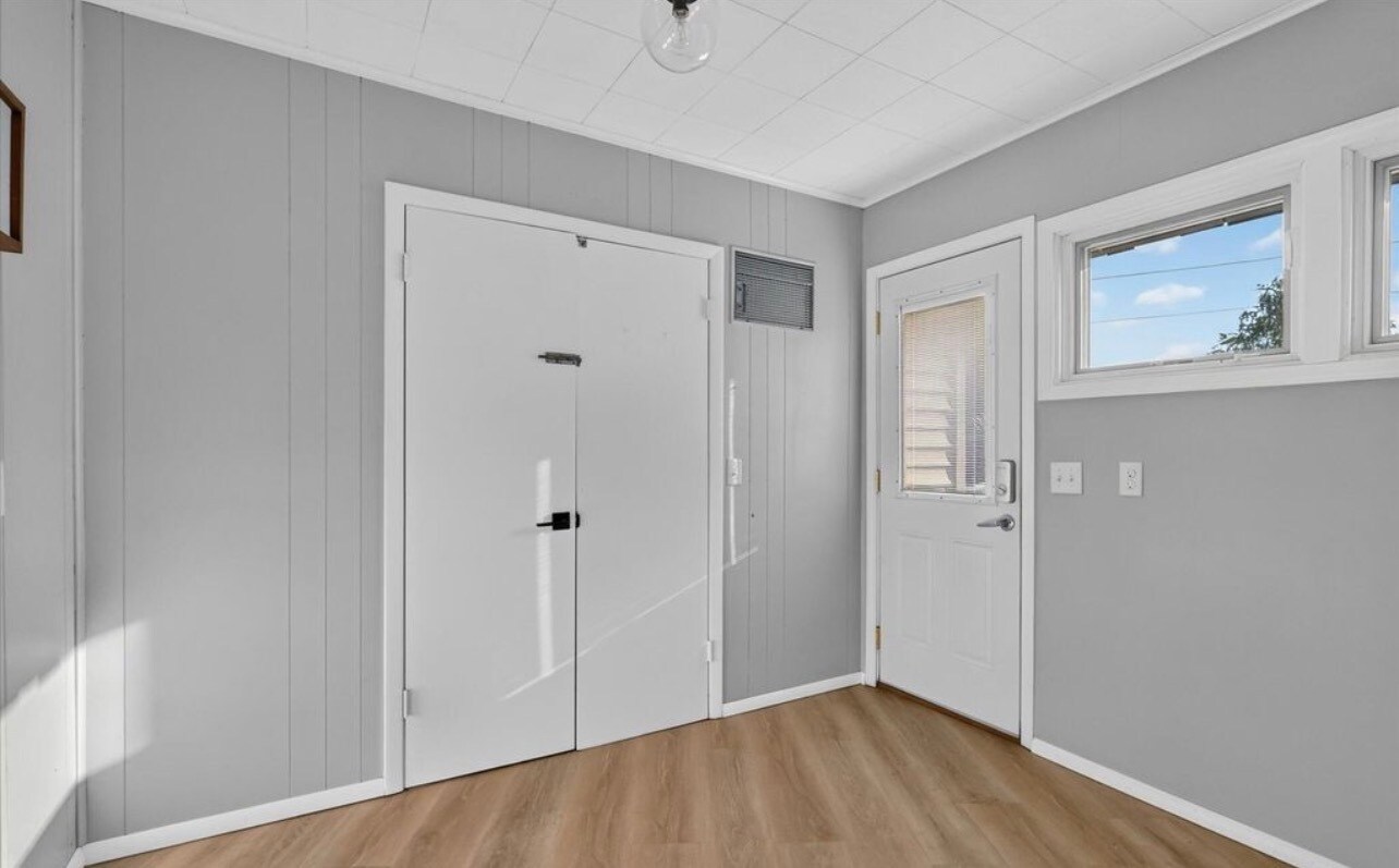 Building Photo - 2027 Island Dr