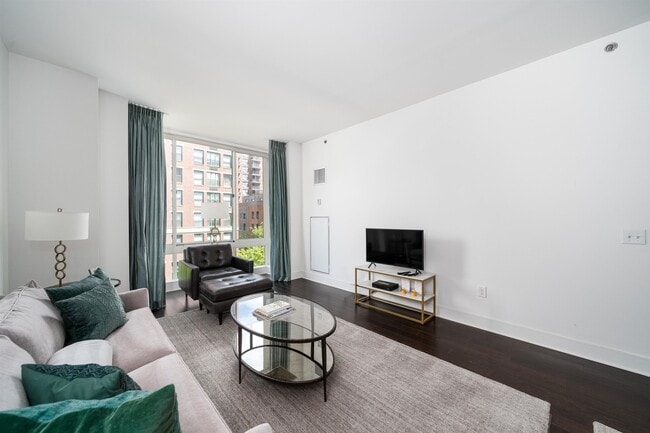 Building Photo - 1100 Maxwell Ln