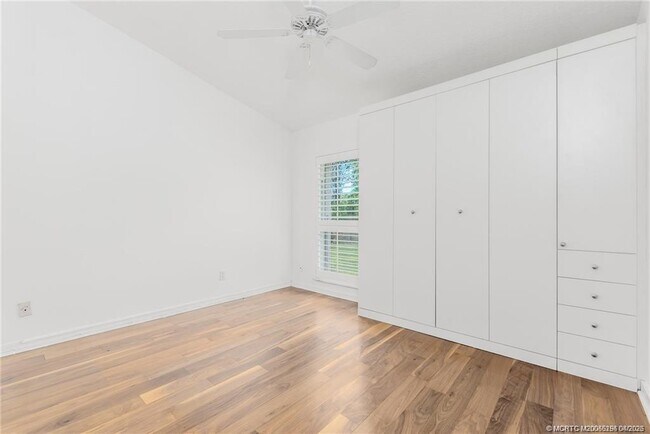 Building Photo - 376 NW Canna Way