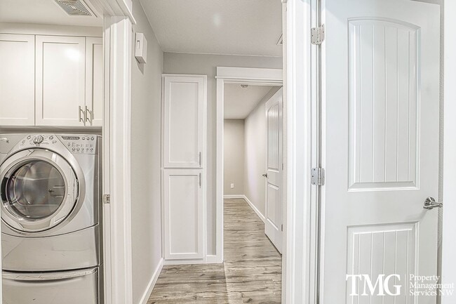 Building Photo - Stylish One-Level Living in East Vancouver!