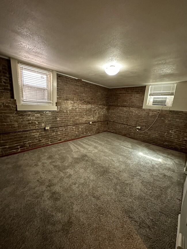 Building Photo - Basement 1 Bedroom in Uptown!