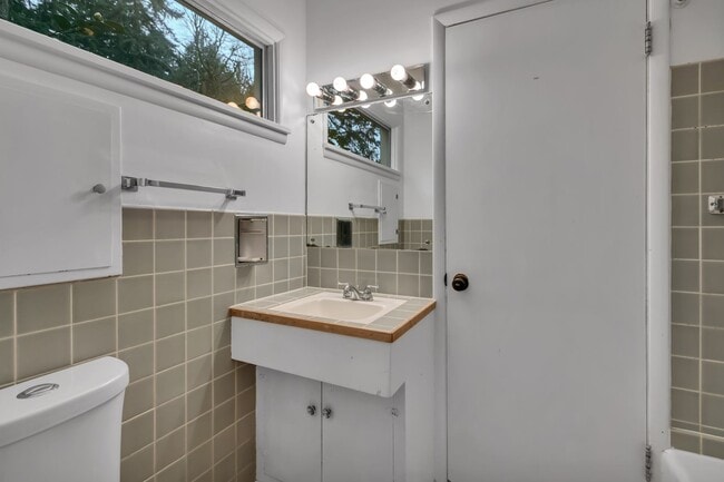 Building Photo - 4 Bed 2.5 Bath available in Kirkland