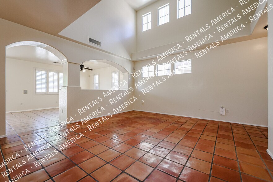 Building Photo - 528 W Mountain Sage Dr