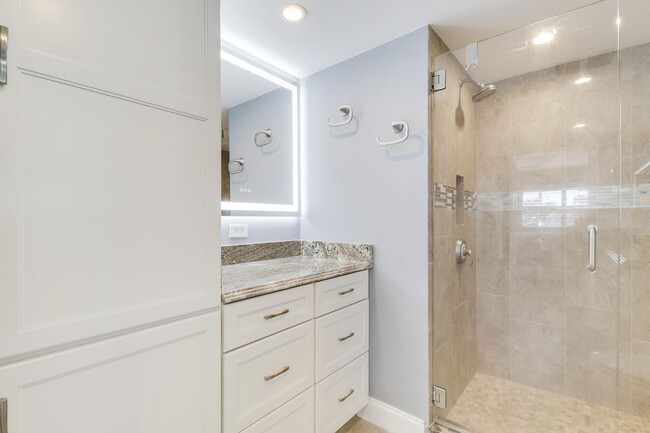 Building Photo - 515 Bay Colony Dr N