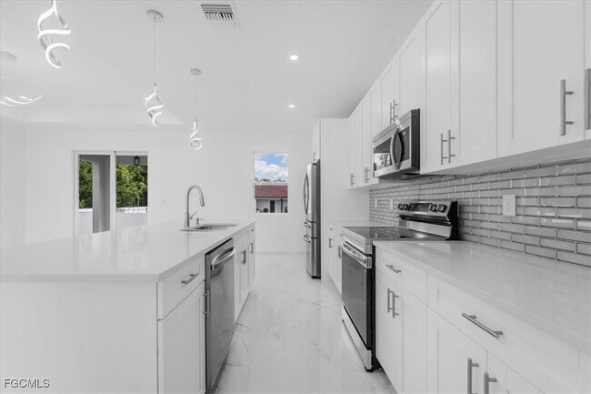 Building Photo - 1508 Hibiscus Ave