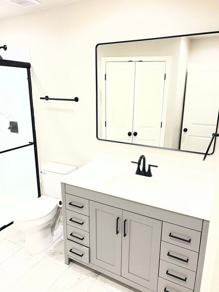 Building Photo - 1615 Iowa St