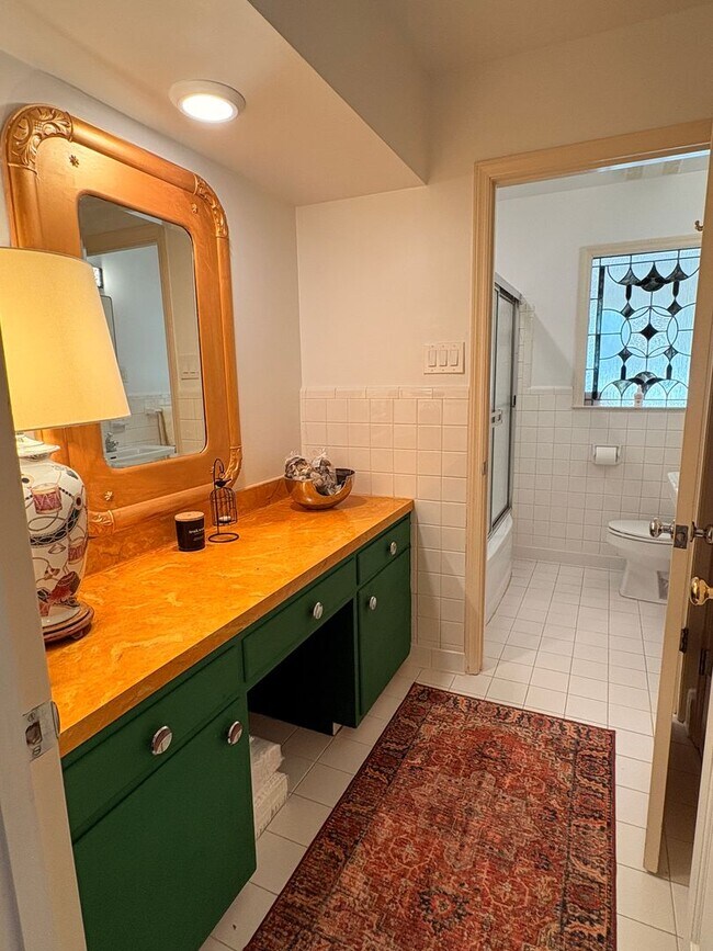 Building Photo - Renovated Home In The Heart Of East Memphis! Fully Fenced Backyard! No Carpet!