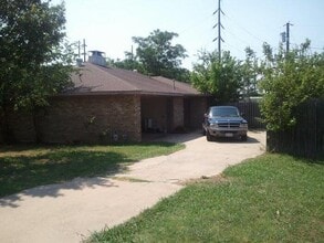 Building Photo - Pet Friendly 2 Bed, 2 Bath Brick Duplex : Easy to Qualify, Quiet Cul-de-Sac Location