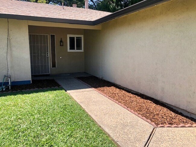 Building Photo - Nice 4 bedroom, 2 bathroom home in Citrus Heights