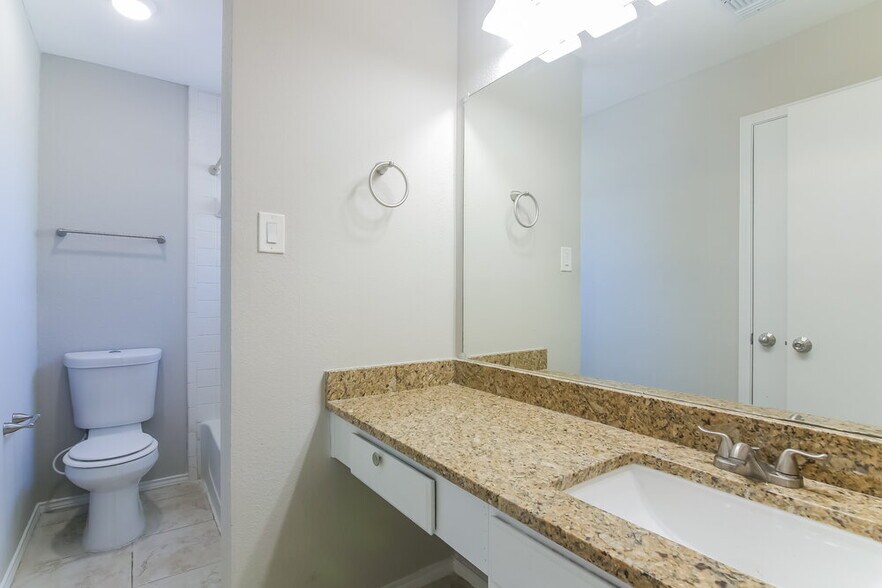 Building Photo - 4978 Briar Oaks Ln