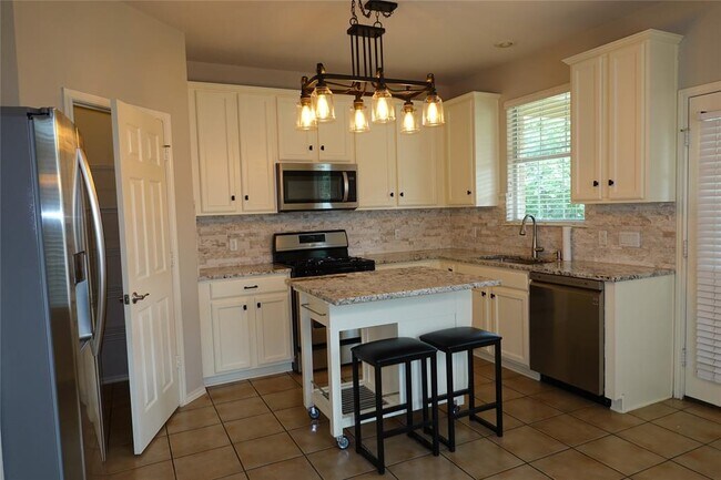 Building Photo - 16100 S Great Oaks Dr