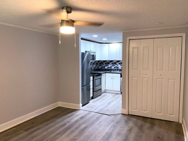 Building Photo - Cozy Studio with Screened Porch