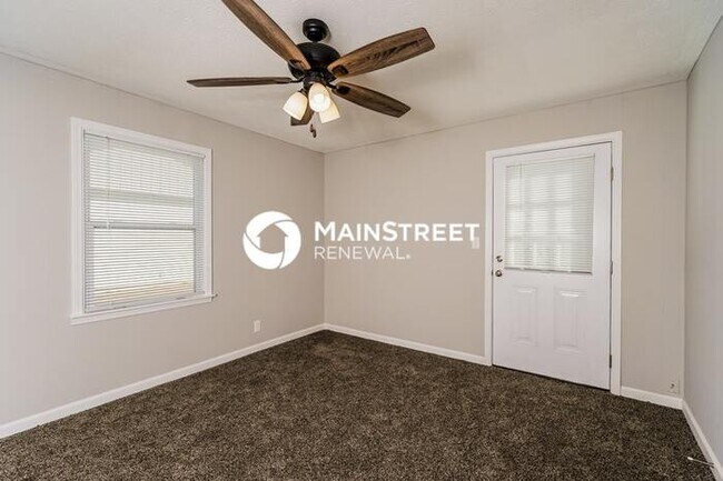 Building Photo - 4 Bedroom Pet-Friendly Home in Louisville, KY with Main Street Renewal
