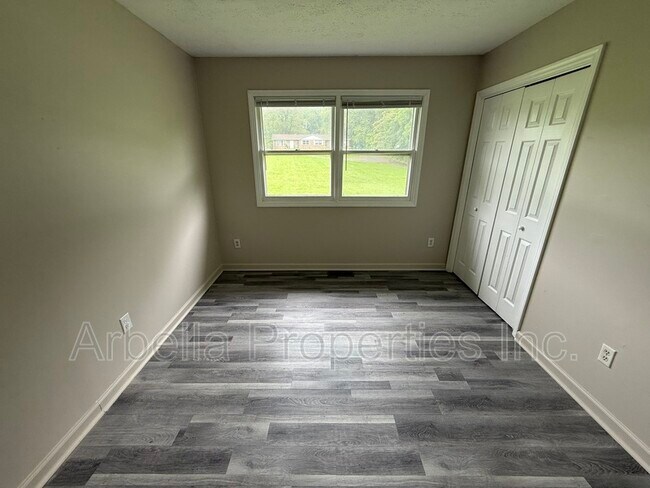 Building Photo - 230 Booher Ln