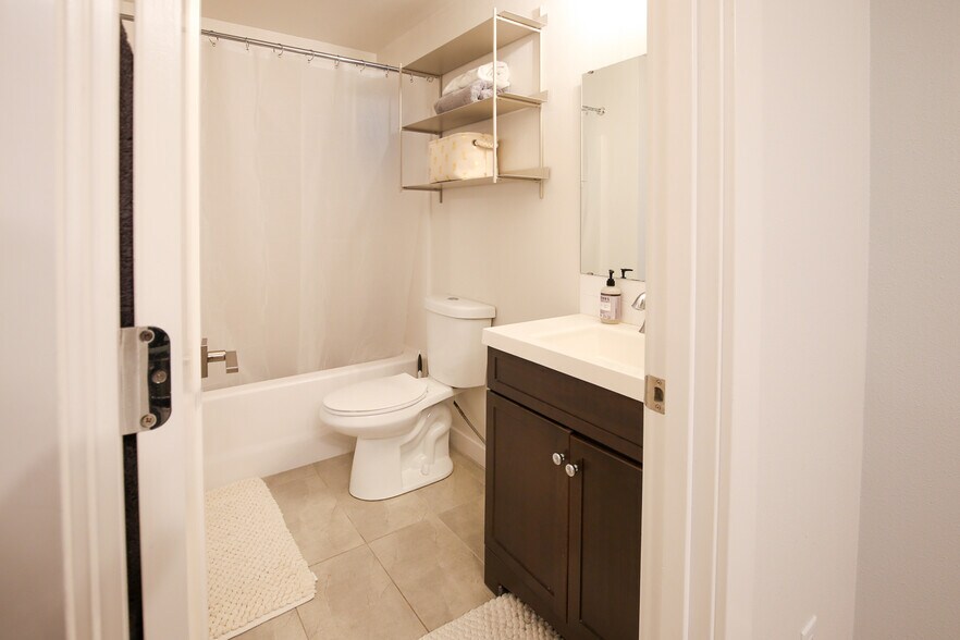 Bath - 2618 SE 51st Ave
