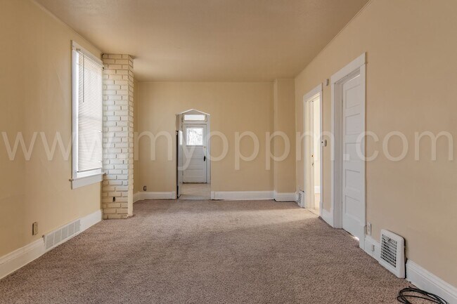 Building Photo - Available Now! | Bright 4 Bedroom / 2 Bathroom Home | 13th & Martha