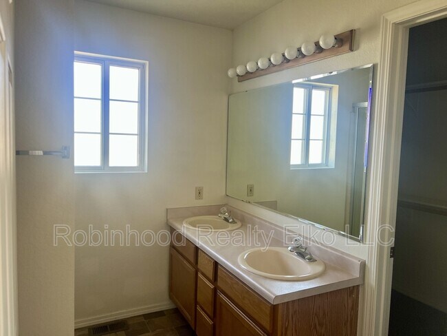Building Photo - 132 Flora Pl