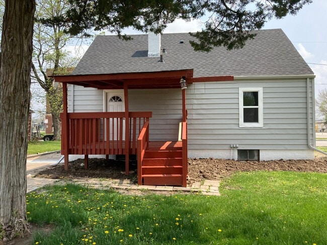 Building Photo - 3 Bedroom 2 Bathroom East Side Home