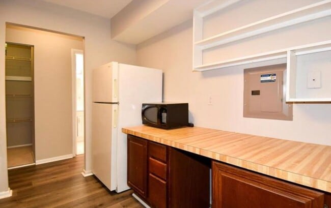 Building Photo - Well-Appointed 2 Bed 1 Bath Condo In Vibra...