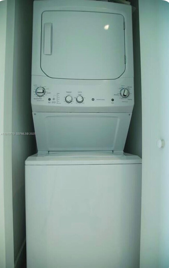 Building Photo - 501 NE 31st St