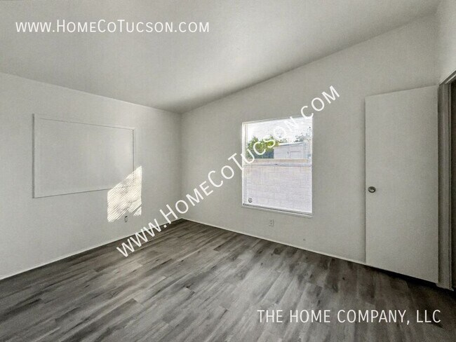 Building Photo - 5717 S Stewart Blvd