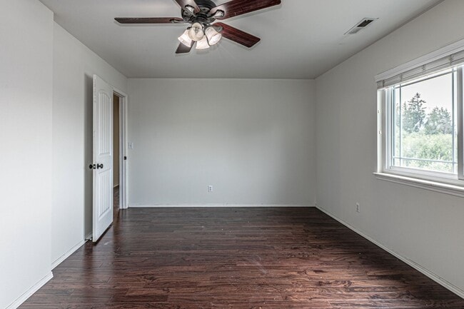 Building Photo - Beautiful home near Clark Lake Park!