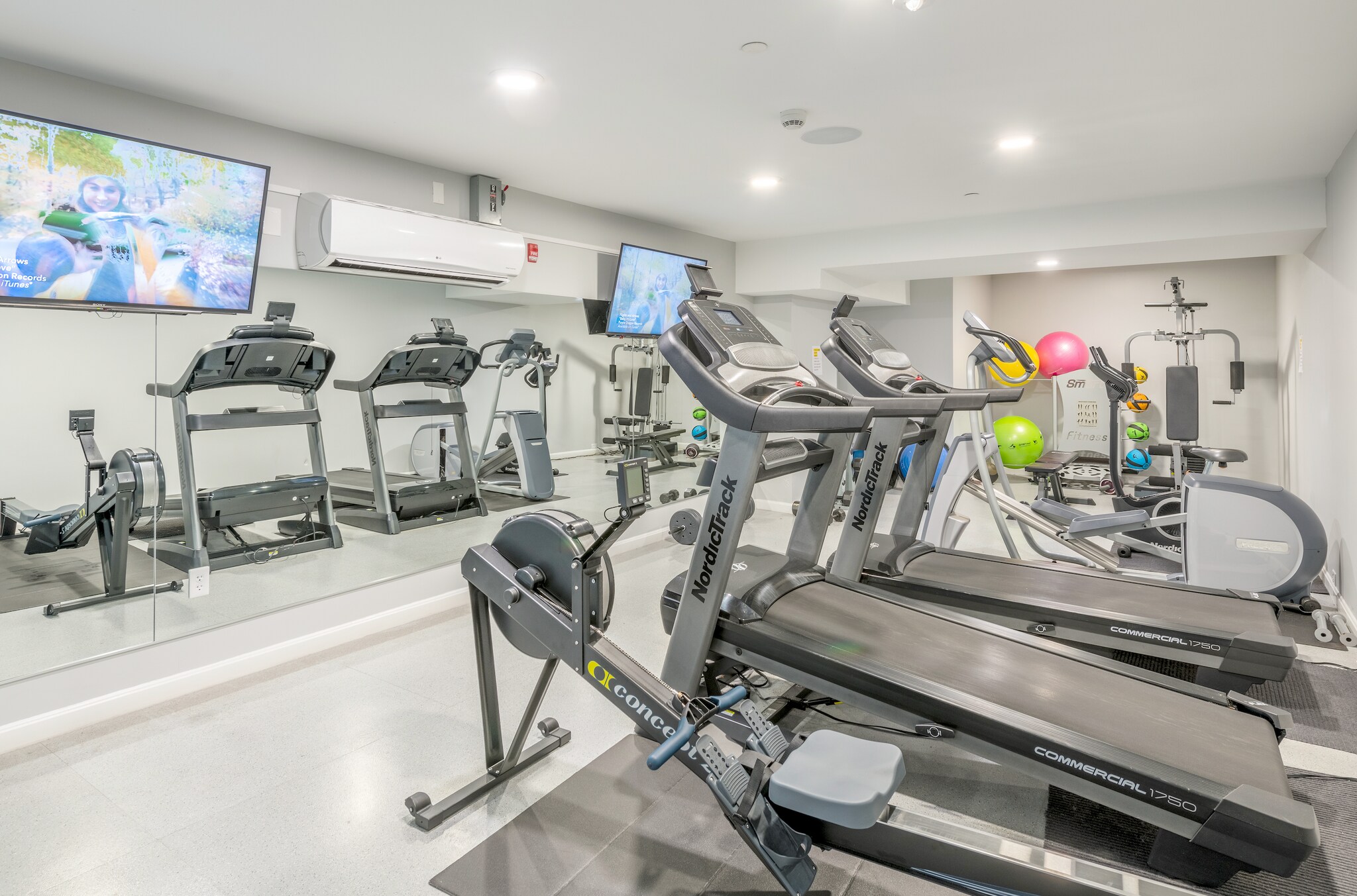 Building Photo - 1872 Commonwealth Ave