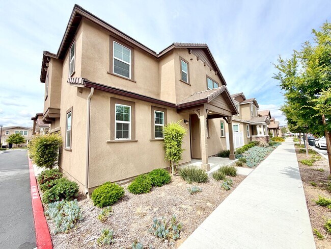 Building Photo - 3 bedroom Solar Home in Heirloom Farms for LEASE!