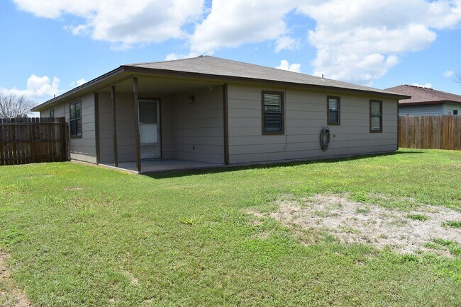 Building Photo - 2900 Cinco Dr