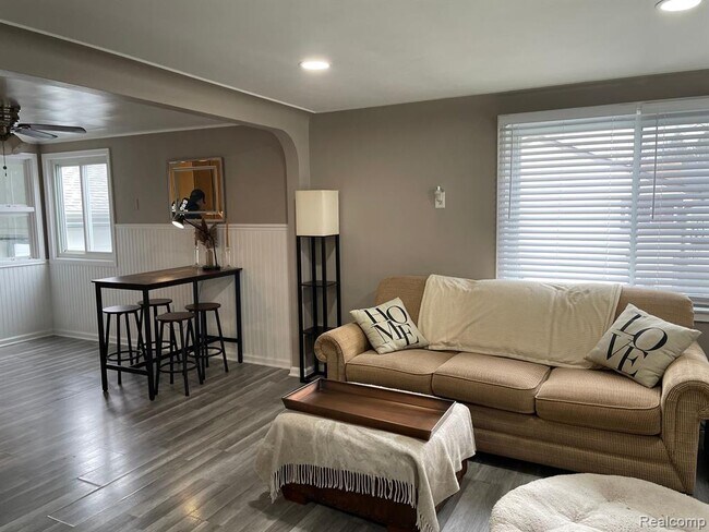 Building Photo - 2434 N Long Lake Rd