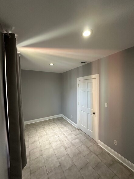 Building Photo - 2712 W 25th St