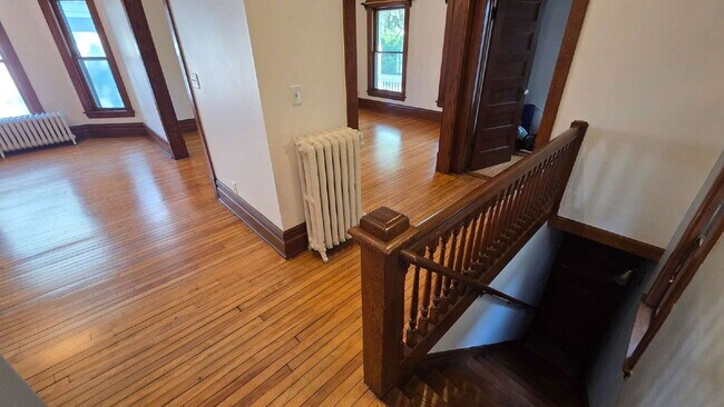 Building Photo - 3 bed - 1 bath One block from Grand Ave in St. Paul