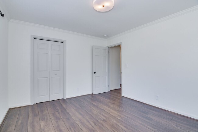 Building Photo - Southern Charm Brick Ranch Home