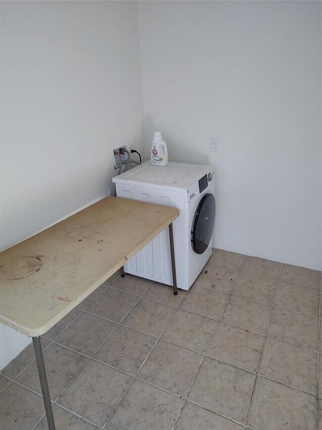 Building Photo - 2102 Yellow Jacket Ln