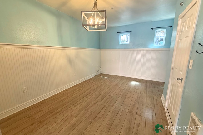Building Photo - Spacious 3 bedroom, 2.5 Bathroom Condo w/ ...
