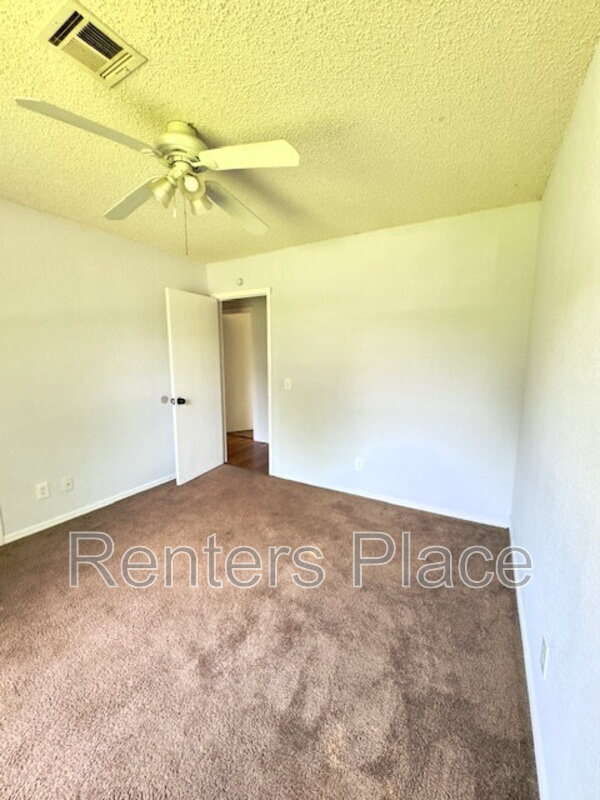 Building Photo - 212 E Austin St