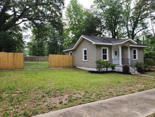Building Photo - Lovley 3 Bedroom 2 Bath