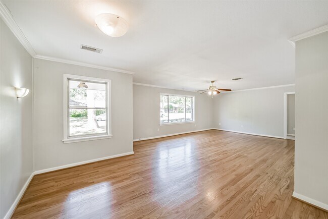 Building Photo - 5511 Kinglet St