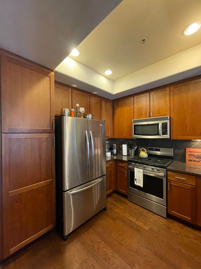 Building Photo - Stunning Penthouse Unit in Cap Hill!