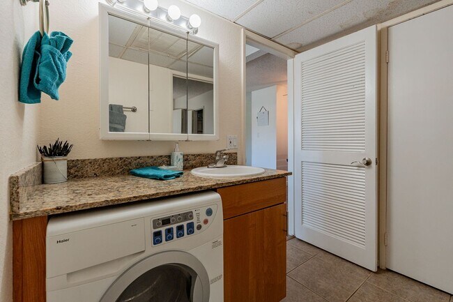 Building Photo - Available until 12/28/25 - Heart of Scottsdale