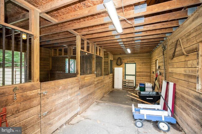 Building Photo - 8 Wilderness Ct