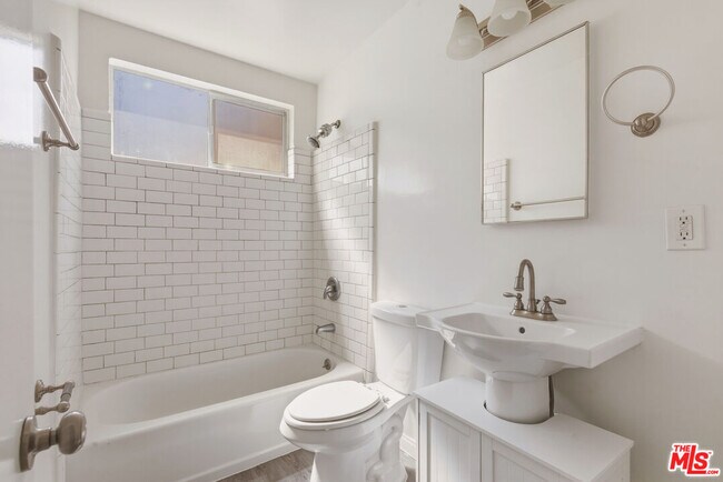 Building Photo - 11746 Goshen Ave